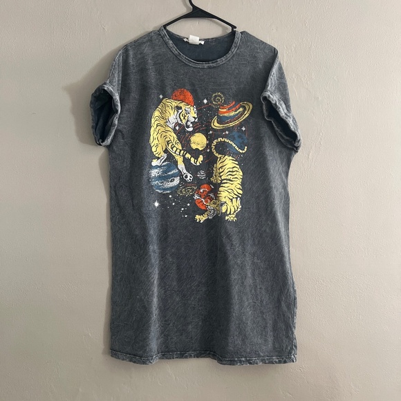 Caution To The Wind Dresses & Skirts - Caution to the wind Tiger/planet tshirt dress size small